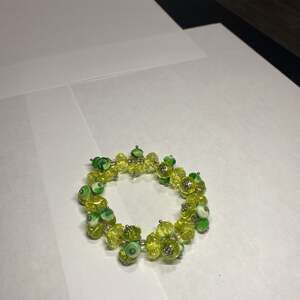 Vintage Molded Peridot Green Glass Bead Memory Wire Wrap Bangle Bracelet